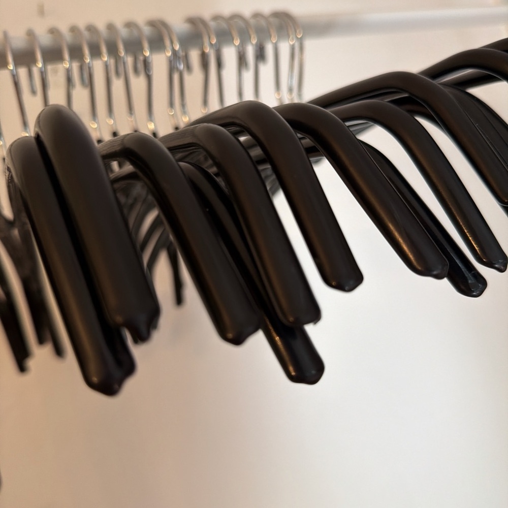 Chico’s Set of 20 Metal Top Rubberized Slim Black Non-Slip Clothing Hanger - Picture 4 of 5